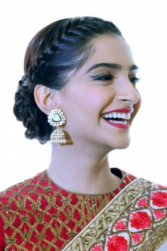 Sonam kapoor jhumka sale